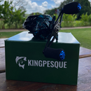 Carretilha Kingpesque Azure Anti-Cabeleira - Drag 8kg 7.2:1 + Óculos Polarizado Kingpesque Grátis